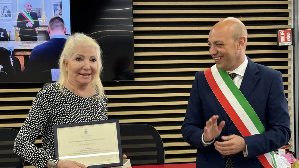 La cantante Dana Valery Catalano con il sindaco Francesco Passerini La cantante Dana Valery Catalano con il sindaco Francesco Passerini