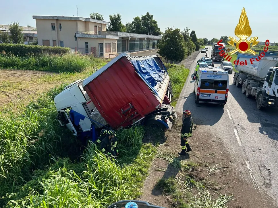 Il recupero del Tir fuoristrada a Mostiola di San Colombano