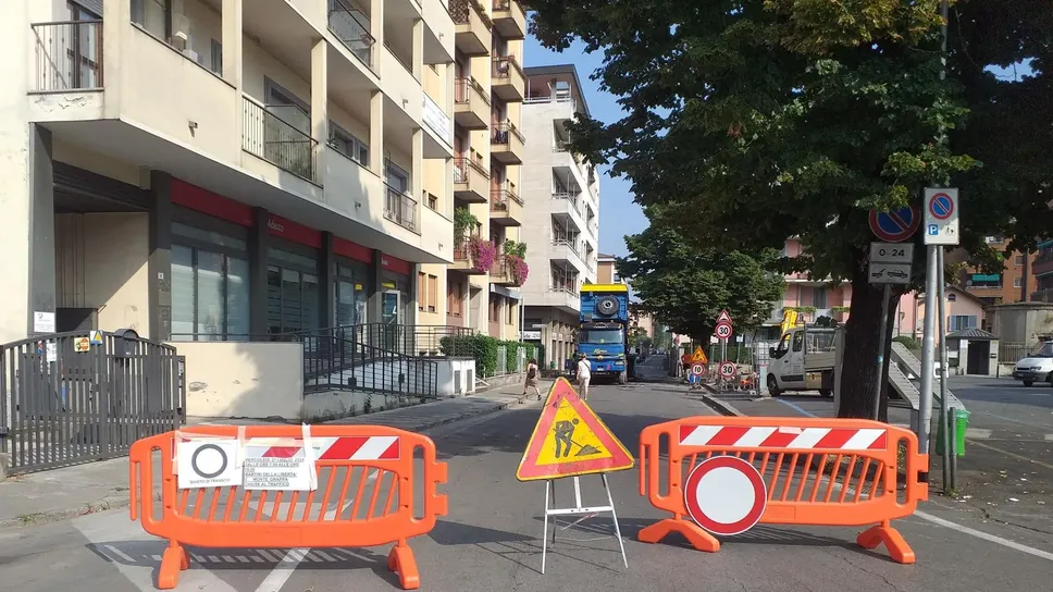 Le transenne comparse questa mattina nel centro di Melegnano Le transenne comparse questa mattina nel centro di Melegnano