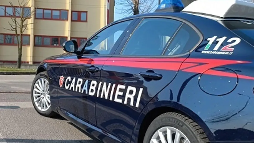 L’uomo è stato posto in stato di fermo dai carabinieri L’uomo è stato posto in stato di fermo dai carabinieri