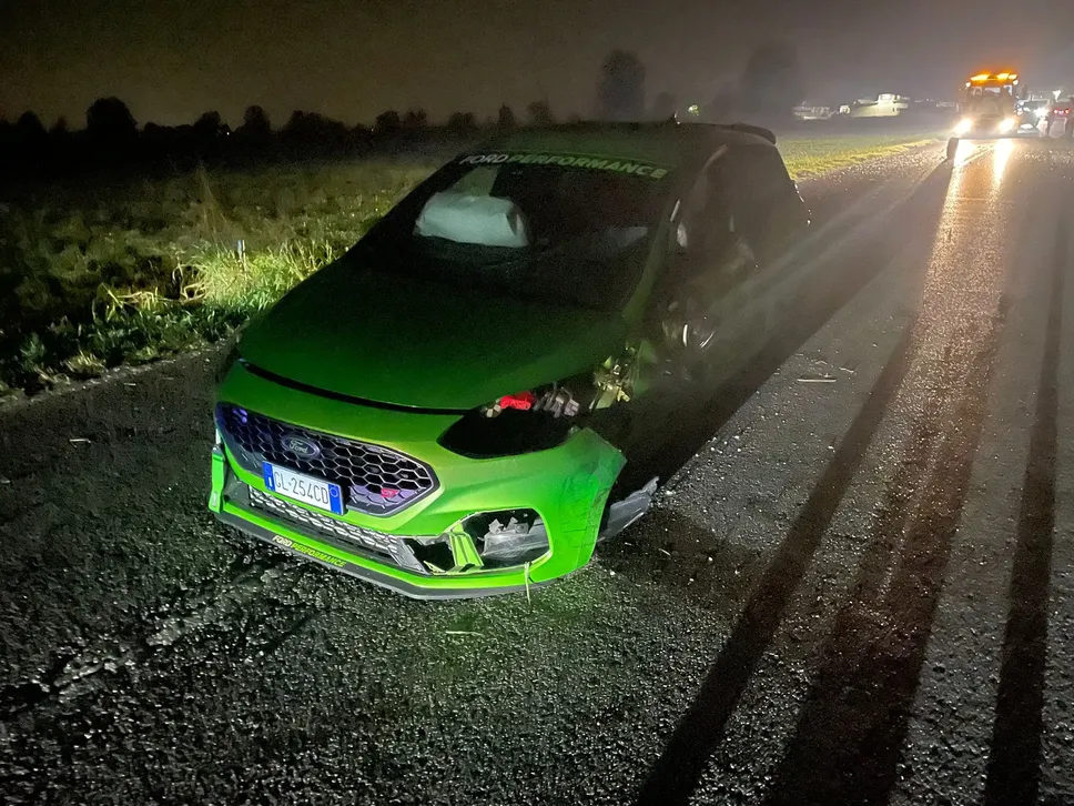 Una delle auto coinvolte nello schianto Una delle auto coinvolte nello schianto
