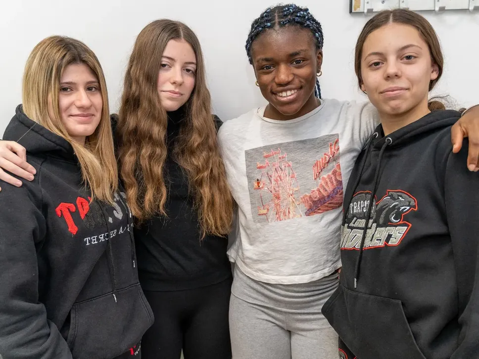 Kelly con le compagne di classe