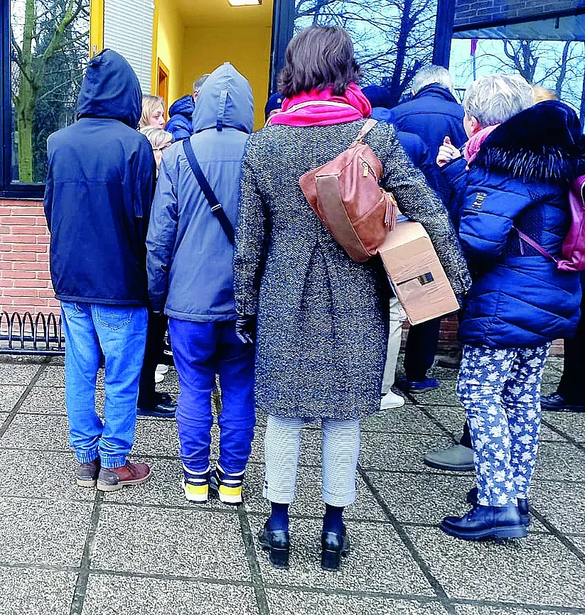 Alcuni cittadini in coda fuori dall’ambulatorio del nuovo medico di famiglia