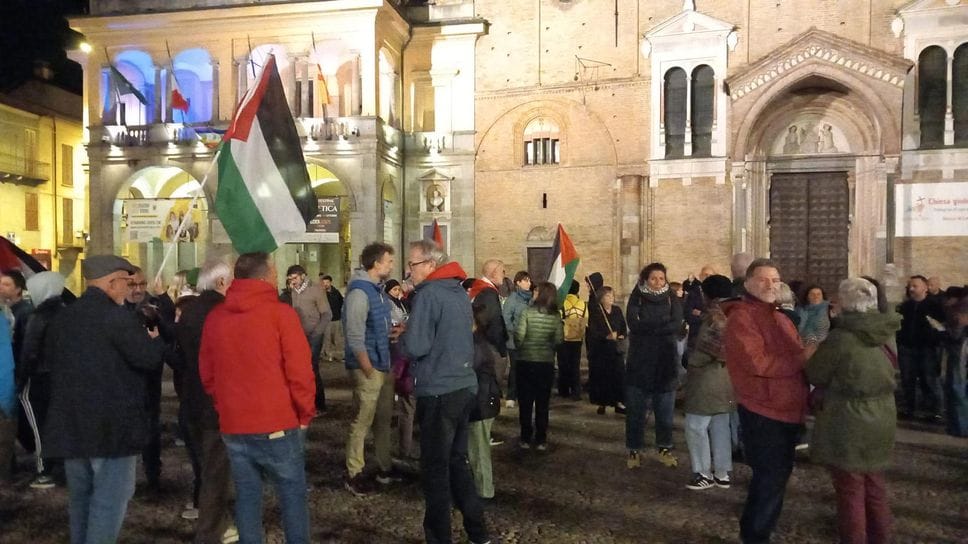 Una parte delle persone presenti in piazza per il presidio convocato in 10 minuti come risposta all’abbordaggio delle navi militari israeliane alla Flotilla