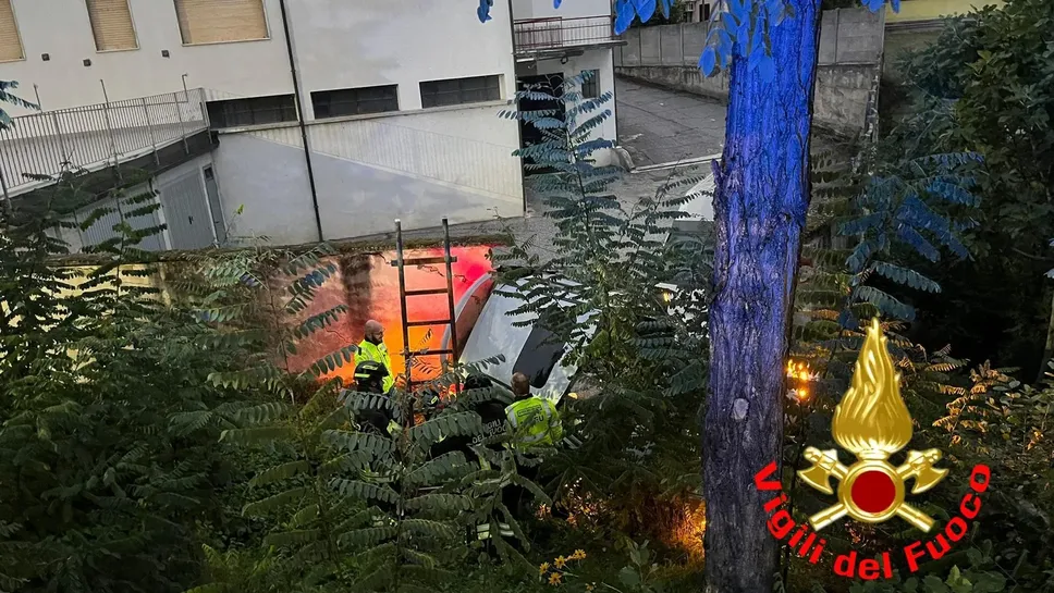 Le operazioni di soccorso all’automobilista finito fuori strada