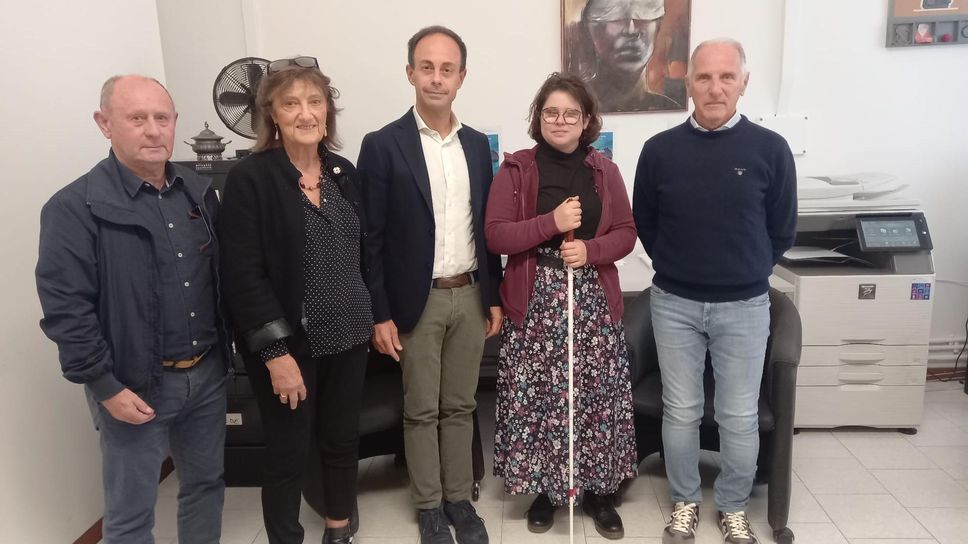 La presidente Arianna Sofia Ferrari con l’oculista Alessio Delfino, la vice presidente provinciale Luciana Tonarelli e i volontari