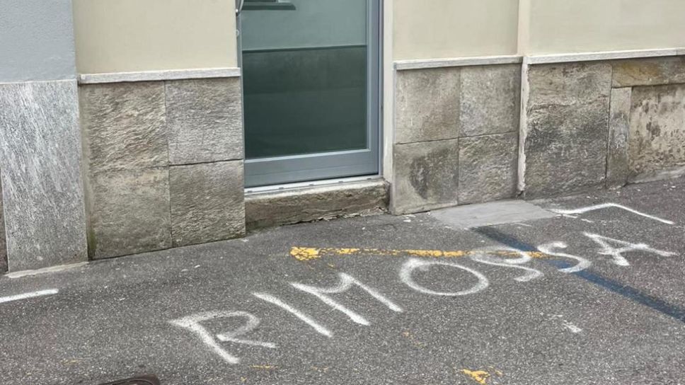 L’avviso di rimozione di una vettura parcheggiata davanti all’ingresso di un’abitazione in via Callisto Piazza, una situazione piuttosto frequente L’avviso di rimozione di una vettura parcheggiata davanti all’ingresso di un’abitazione in via Callisto Piazza, una situazione piuttosto frequente