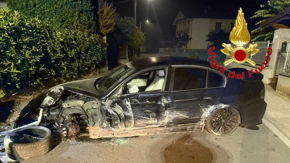 Miradolo, la Bmw distrutta Miradolo, la Bmw distrutta