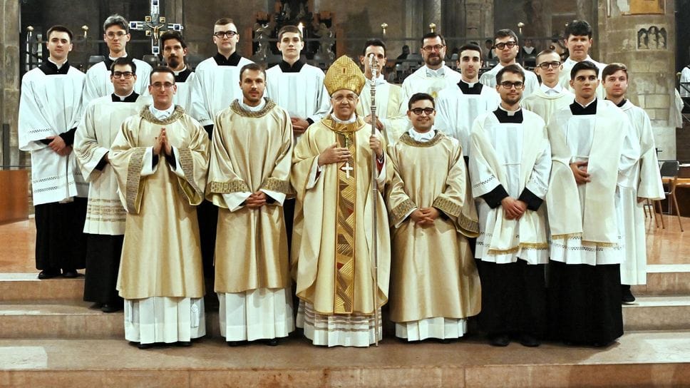 I tre nuovi diaconi con il vescovo monsignor Maurizio Malvestiti e i seminaristi (foto Borella) I tre nuovi diaconi con il vescovo monsignor Maurizio Malvestiti e i seminaristi (foto Borella)