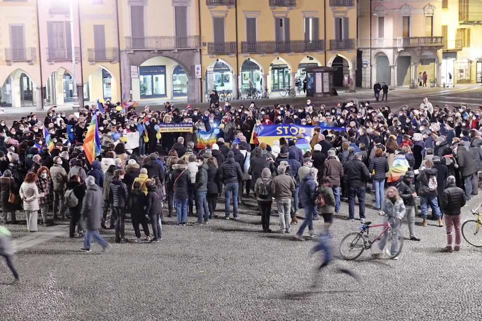 Lodi, piazza della Vittoria 1922, manifestazione per la pace in Ucraina