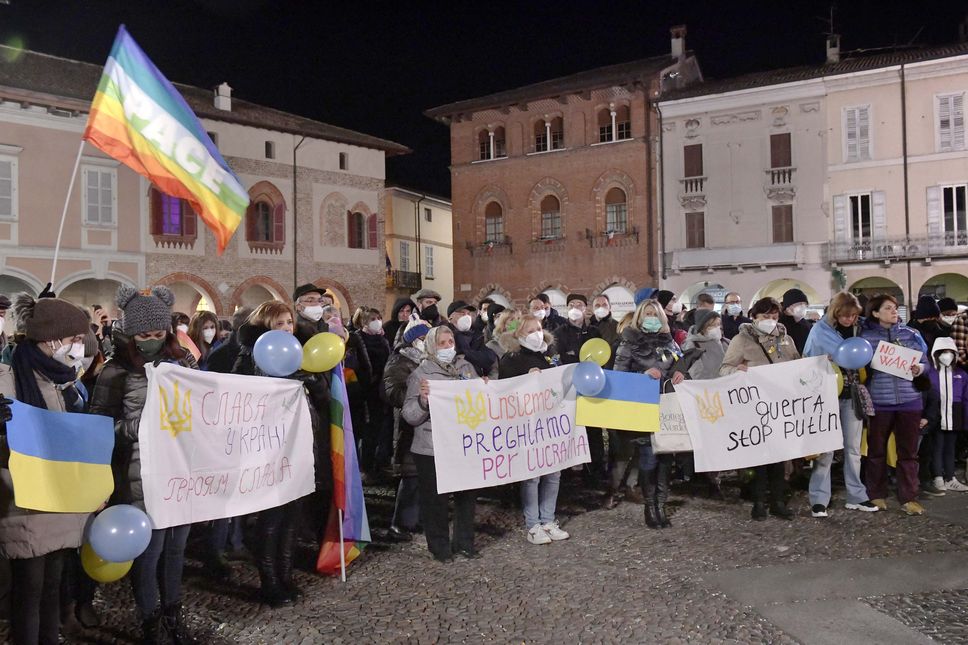 Lodi, in 500 alla manifestazione pro Ucraina