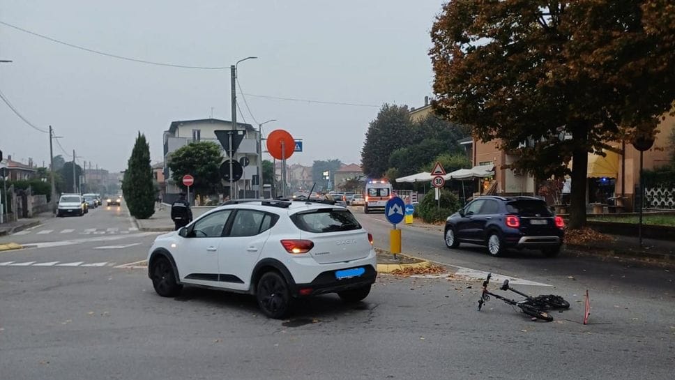 Scontro tra auto e bici elettrica, foto Cuti Scontro tra auto e bici elettrica, foto Cuti