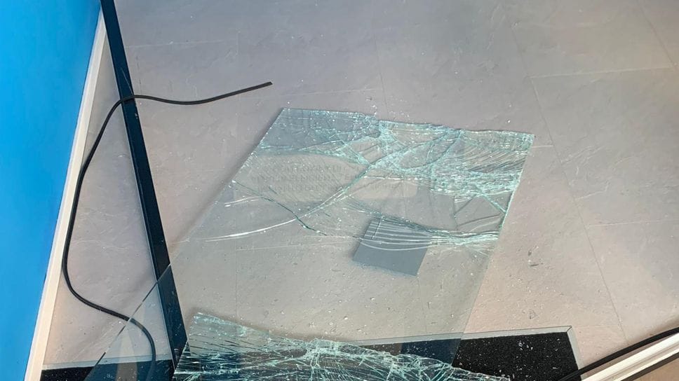 La vetrina del negozio di A2A è stata spaccata, foto di Emiliano Cuti La vetrina del negozio di A2A è stata spaccata, foto di Emiliano Cuti