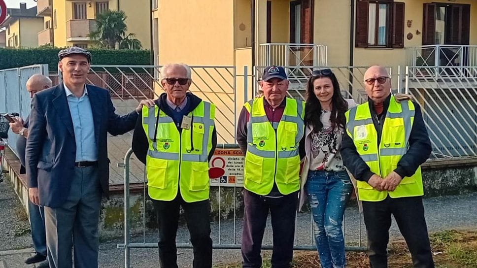 Stop al traffico davanti a scuola, via alle misure di sicurezza a Zelo: nella foto di Cuti, il sindaco Madonini , la vice sindaca Brocchieri e i volontari di utilità sociale Stop al traffico davanti a scuola, via alle misure di sicurezza a Zelo: nella foto di Cuti, il sindaco Madonini , la vice sindaca Brocchieri e i volontari di utilità sociale