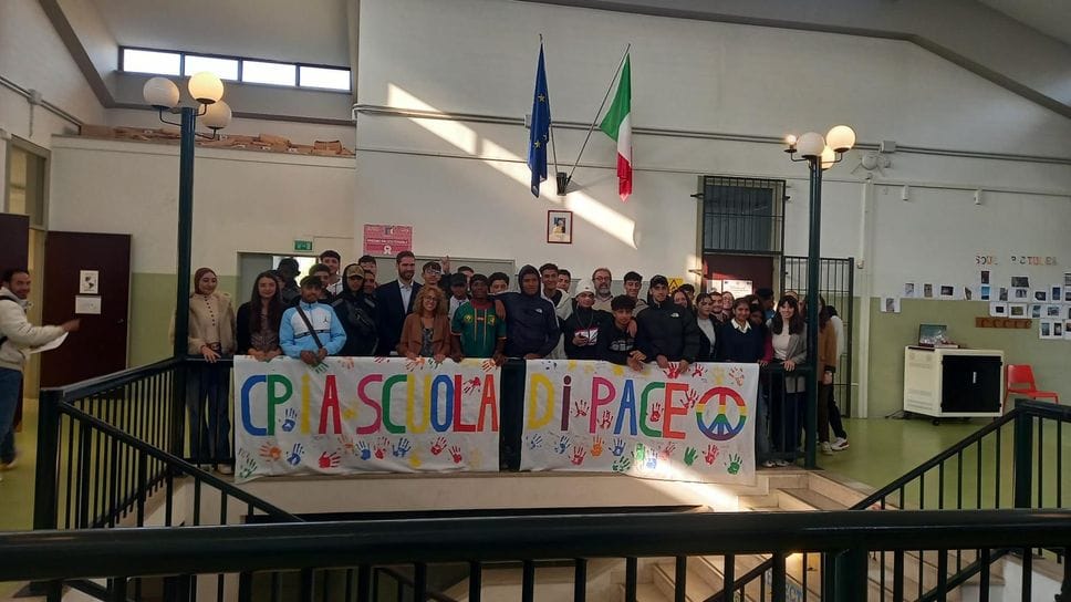 Al Cpia l’istruzione che fa la differenza, le alunne con la prof Giusi Dossena e il preside Francesco Terracina