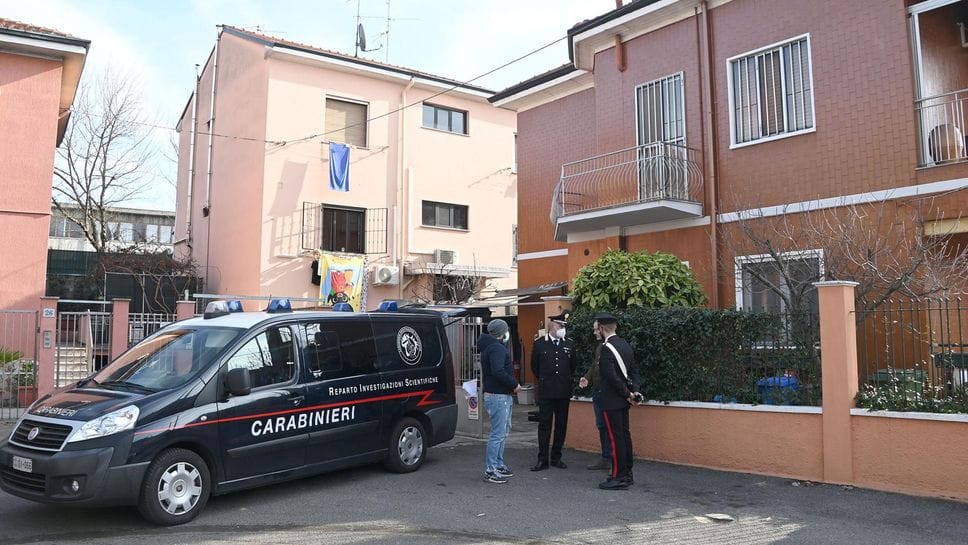 Il Ris dei carabinieri nella casa dove avvenne il parricidio a Cusano Milanino Il Ris dei carabinieri nella casa dove avvenne il parricidio a Cusano Milanino