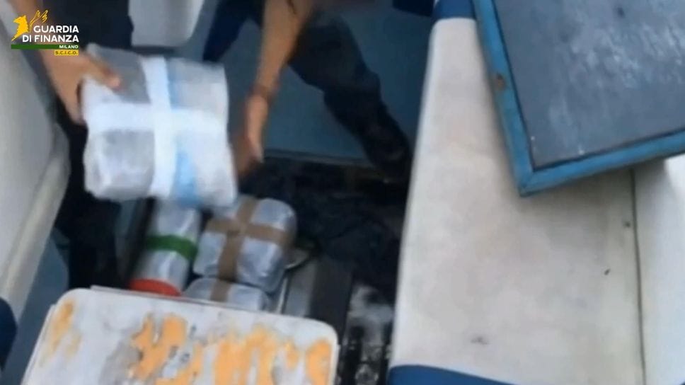 Panetti di cocaina nel doppiofondo di un veicolo Panetti di cocaina nel doppiofondo di un veicolo