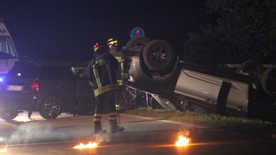 Le auto coinvolte nello schianto e i soccorritori al lavoro Le auto coinvolte nello schianto e i soccorritori al lavoro