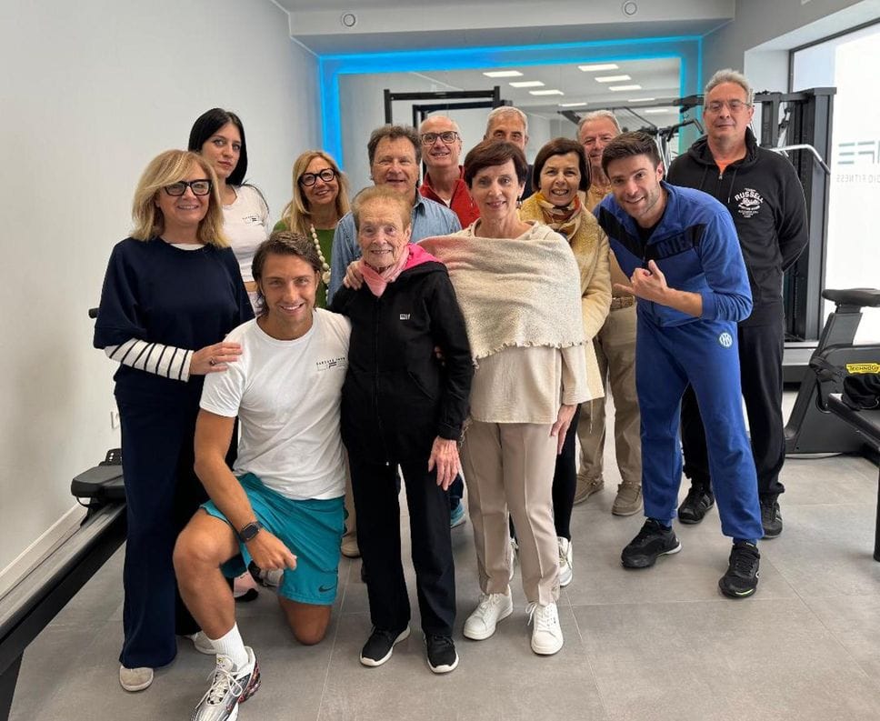 La signora Bruna Tonioni, 96 anni, di Lodi con la figlia, amici e il suo personal trainer.