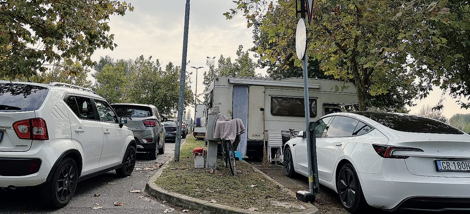 Spazi delle due aree sosta di via Massena presi d’assalto da chi cerca un parcheggio di lunga durata evitando un salasso ma c’è chi parcheggia l’auto in barba alla regole Spazi delle due aree sosta di via Massena presi d’assalto da chi cerca un parcheggio di lunga durata evitando un salasso ma c’è chi parcheggia l’auto in barba alla regole