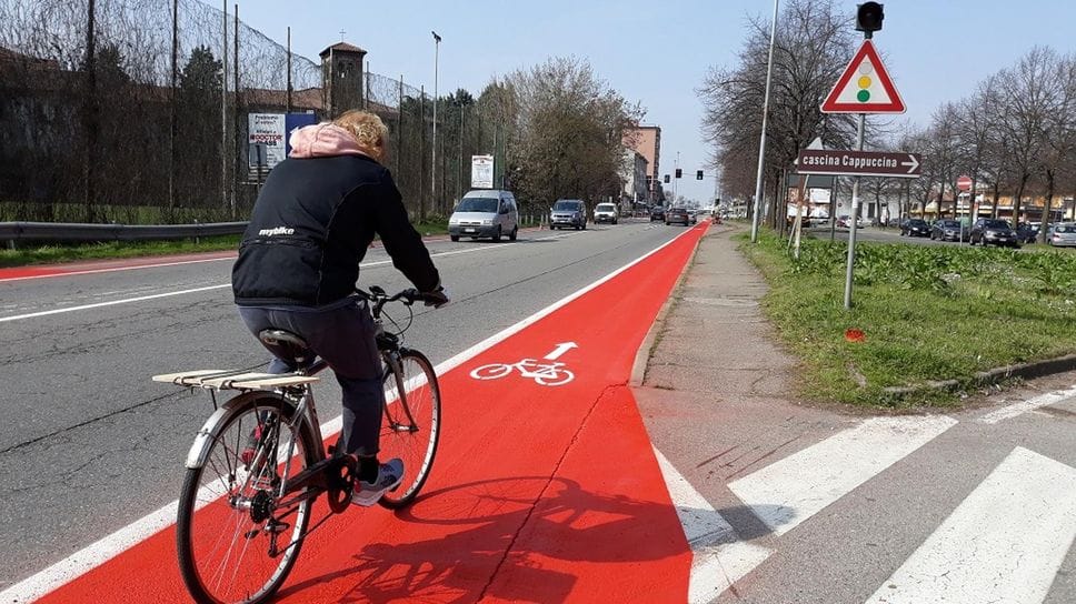 Una corsia ciclabile lungo la via Emilia (archivio) Una corsia ciclabile lungo la via Emilia (archivio)