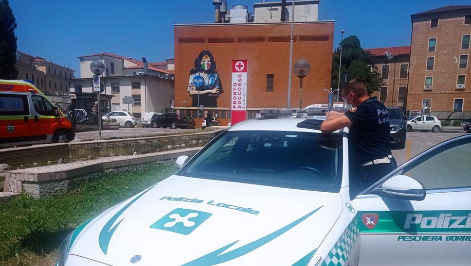 Una vettura della polizia locale di Peschiera (archivio) Una vettura della polizia locale di Peschiera (archivio)