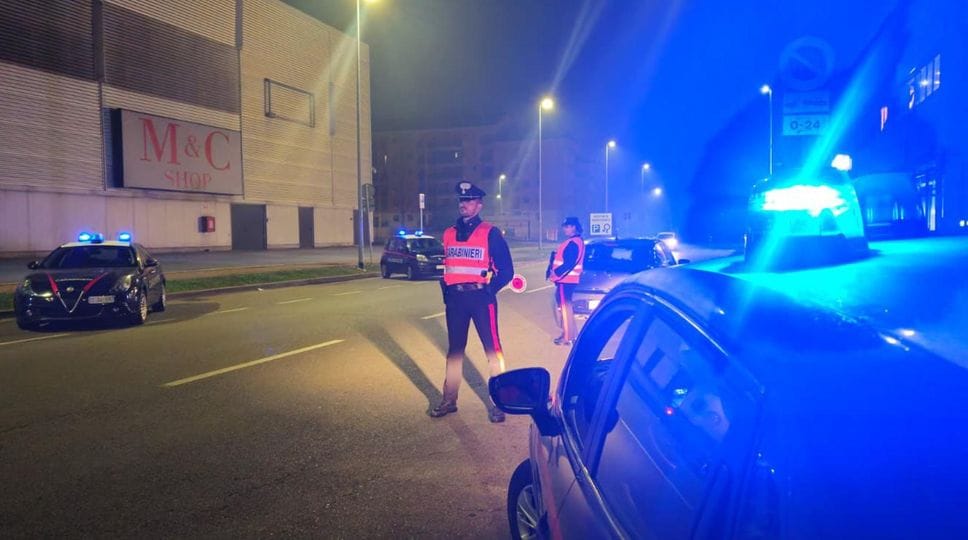 Un posto di controllo dei carabinieri durante il pattuglione (Cuti) Un posto di controllo dei carabinieri durante il pattuglione (Cuti)