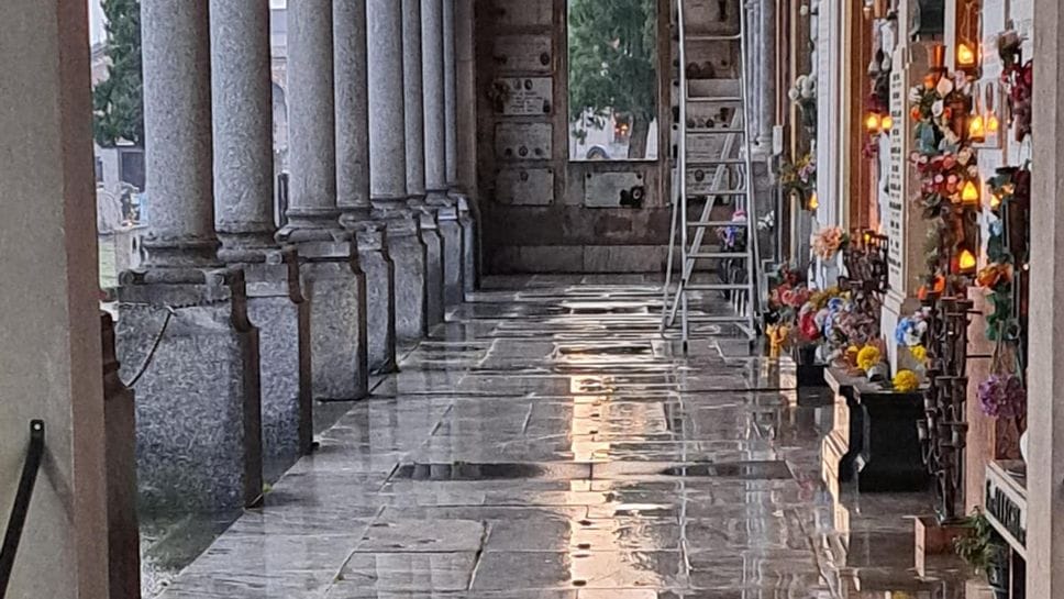 Pulizia straordinaria degli operatori Aprica al cimitero Maggiore (Mungiello)