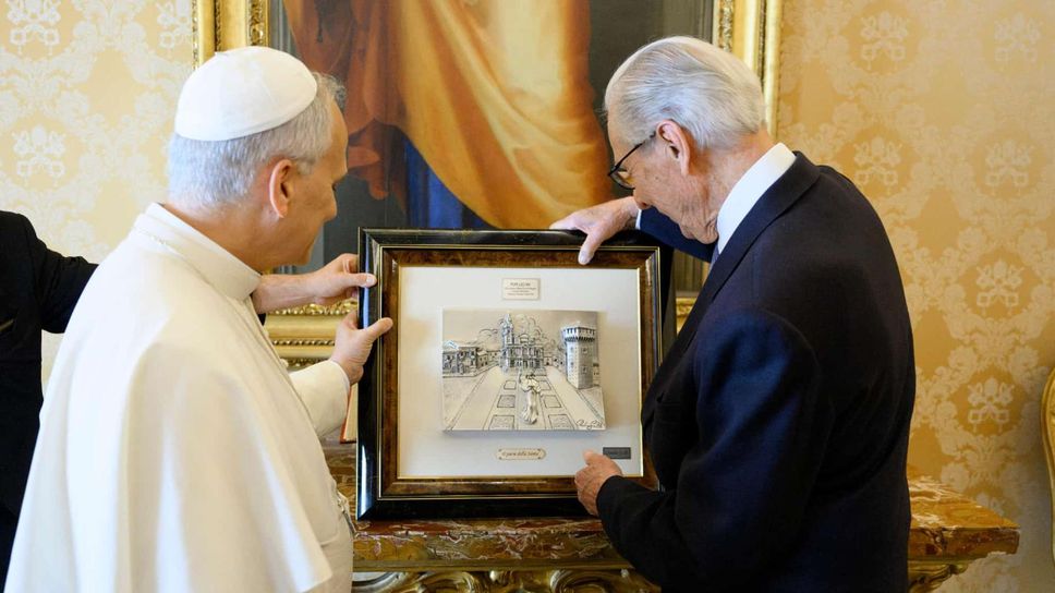 Il momento in cui l’opera d’arte è stata consegnata a Papa Leone XIV Il momento in cui l’opera d’arte è stata consegnata a Papa Leone XIV