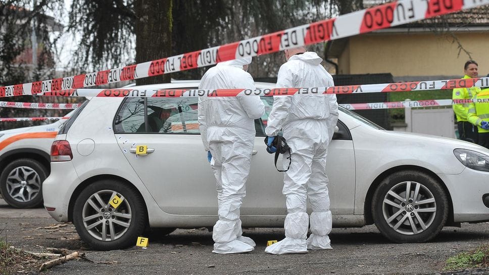 Il ritrovamento del cadavere di Roberto Bolzoni nella sua auto parcheggiata a pochi metri da casa Il ritrovamento del cadavere di Roberto Bolzoni nella sua auto parcheggiata a pochi metri da casa