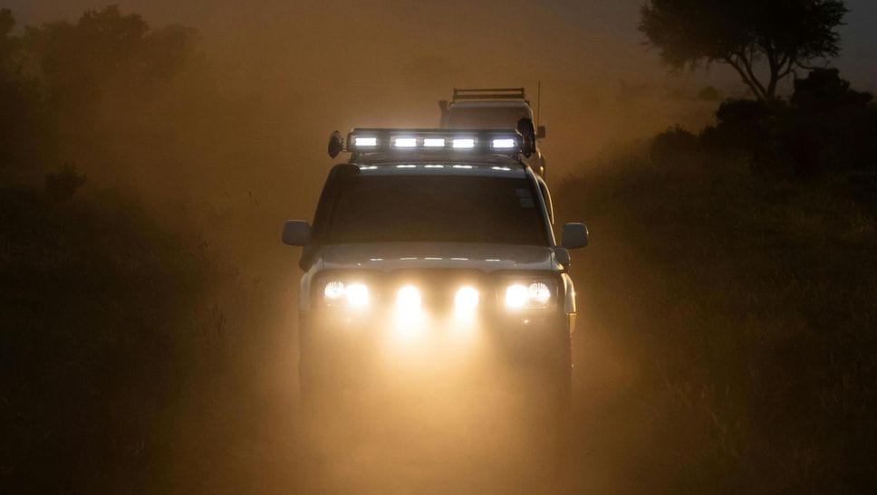 Jeep su una pista in Kenya Jeep su una pista in Kenya