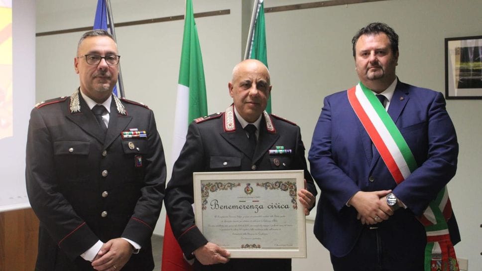 La consegna della benemerenza al luogotenente Giovanni Silipo La consegna della benemerenza al luogotenente Giovanni Silipo