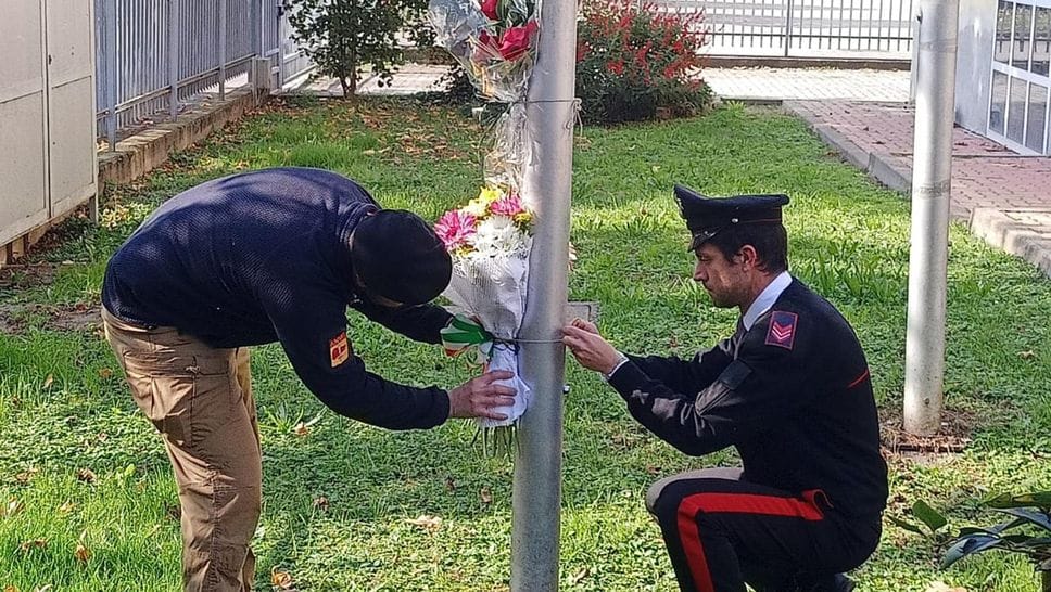 Fiori davanti alla caserma per ricordare le vittime Fiori davanti alla caserma per ricordare le vittime