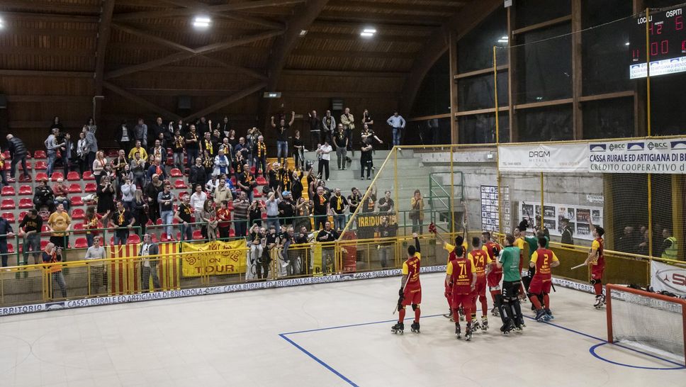 L’esultanza dei giallorossi sotto i loro tifosi a Trissino nel 2019, sfida di un campionato che poi non finì causa Covid L’esultanza dei giallorossi sotto i loro tifosi a Trissino nel 2019, sfida di un campionato che poi non finì causa Covid