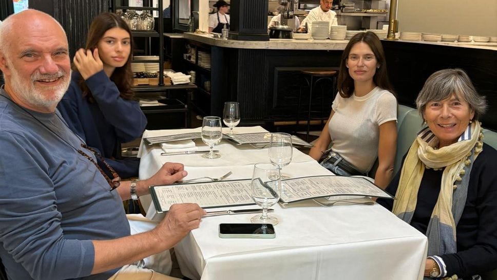 La modella di Lodi Bianca Balti con la figlia Matilde che ha intrapreso la medesima carriera della mamma e i suoi orgogliosissimi nonni