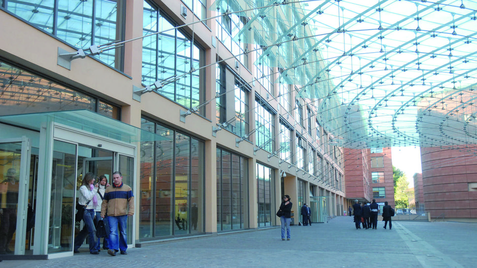Uno scorcio della piazza di Bipielle city, l’architettura realizzata da Renzo PIano in via Polenghi Uno scorcio della piazza di Bipielle city, l’architettura realizzata da Renzo PIano in via Polenghi