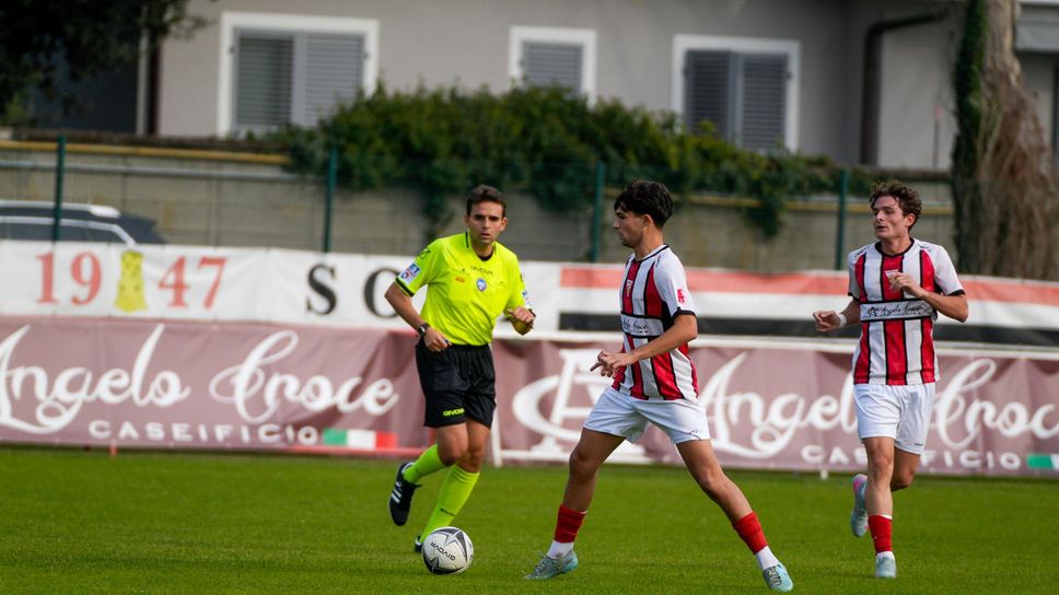 Daccomi sulla palla sotto gli occhi dell’arbitro Federico Cairo Daccomi sulla palla sotto gli occhi dell’arbitro Federico Cairo