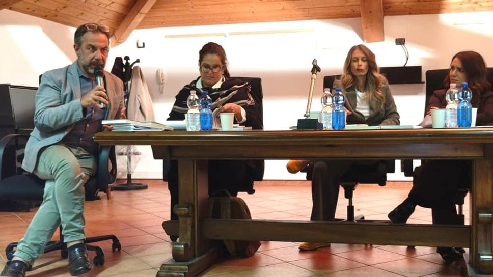 Il sindaco Di Cesare, primo a sinistra, all’incontro organizzato dai 5 Stelle sull’ex fabbrica di coloranti e veleni Il sindaco Di Cesare, primo a sinistra, all’incontro organizzato dai 5 Stelle sull’ex fabbrica di coloranti e veleni