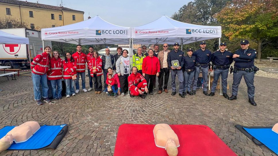 La donazione del defibrillatore alla Polizia di Stato La donazione del defibrillatore alla Polizia di Stato