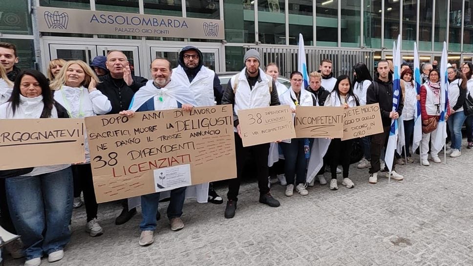 La protesta dei laboratori della Deligusti all’esterno della sede di Assolombarda (Cornalba) La protesta dei laboratori della Deligusti all’esterno della sede di Assolombarda (Cornalba)
