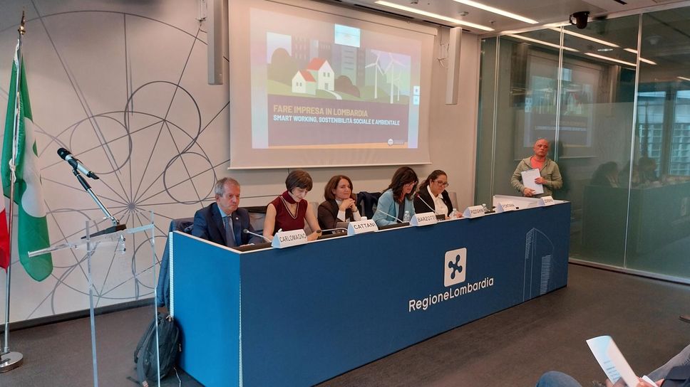 Il tavolo di lavoro sullo smart working in Regione Lombardia con l’ingegnere di Lodi Lucia Cattani (seconda da sinistra) Il tavolo di lavoro sullo smart working in Regione Lombardia con l’ingegnere di Lodi Lucia Cattani (seconda da sinistra)