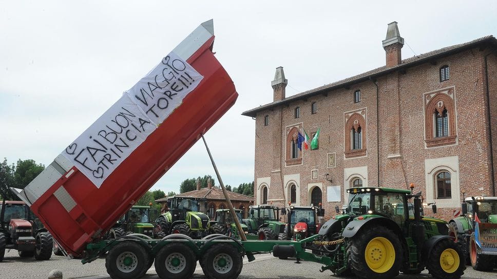I funerali di Pierpaolo Bodini con i mezzi agricoli schierati I funerali di Pierpaolo Bodini con i mezzi agricoli schierati
