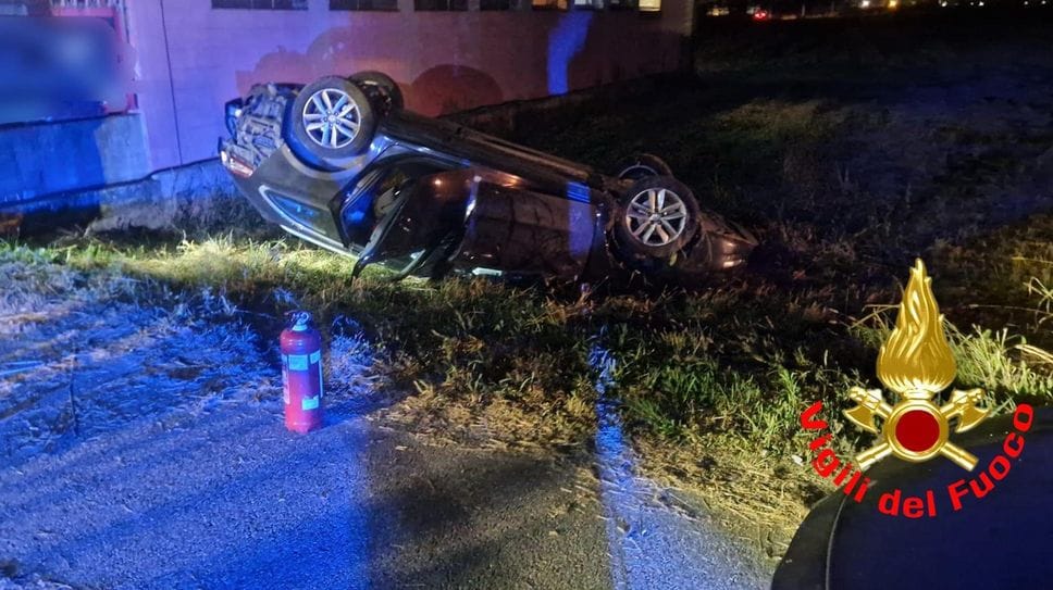 L’auto rovesciata ai lati della strada a Sant’Angelo (vigili del fuoco) L’auto rovesciata ai lati della strada a Sant’Angelo (vigili del fuoco)