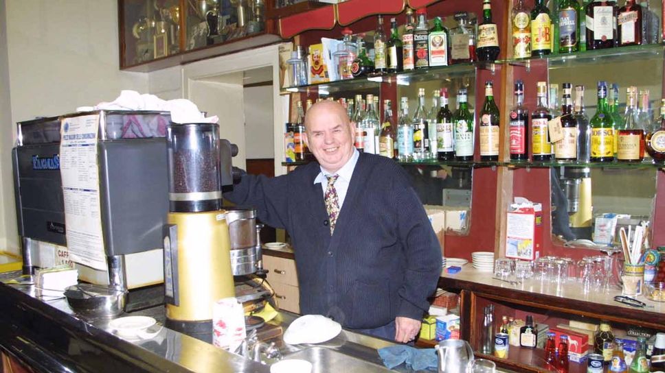 Paolo Rossi, titolare del bar Ring di via Lodino in una foto d’archivio Paolo Rossi, titolare del bar Ring di via Lodino in una foto d’archivio