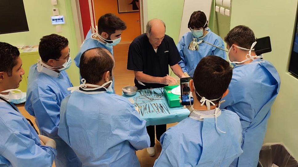 Il dottor Alessandro Frigiola al lavoro sul manichino con i medici in formazione Il dottor Alessandro Frigiola al lavoro sul manichino con i medici in formazione