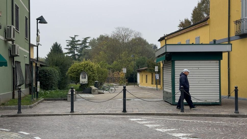 Il luogo dove sono state rapinate le due ragazze, vicino all’ex edicola di via Marsala. Foto Tommasini Il luogo dove sono state rapinate le due ragazze, vicino all’ex edicola di via Marsala. Foto Tommasini