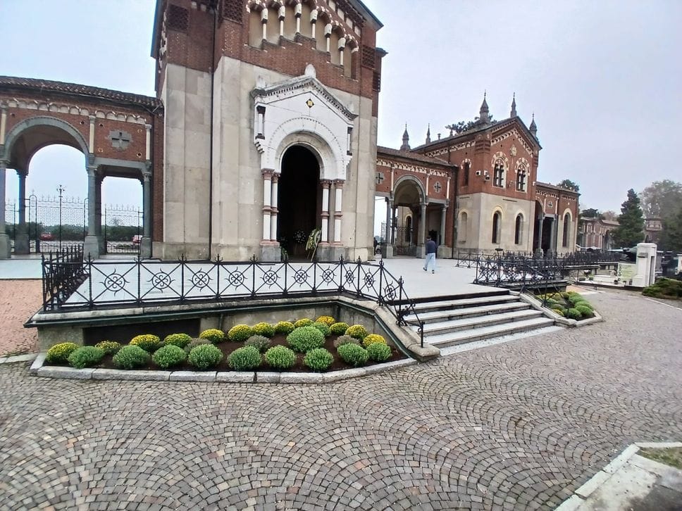 Sistemati alcuni spazi verdi all’ingresso del cimitero Maggiore Sistemati alcuni spazi verdi all’ingresso del cimitero Maggiore