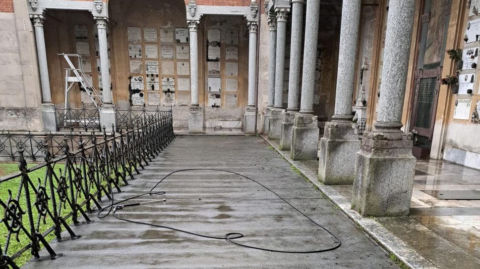 Operazioni di lavaggio sotto i portici del camposanto di viale Milano Operazioni di lavaggio sotto i portici del camposanto di viale Milano