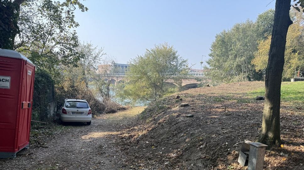 L’area del lungoAdda dove sono state effettuate operazioni di pulizia del verde in vista dell’insediamento del cantiere