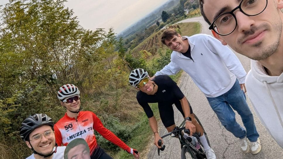 Mirko Rizzi mentre affronta l’Everesting al Belfuggito godendo del sostegno divertito di amici e parenti Mirko Rizzi mentre affronta l’Everesting al Belfuggito godendo del sostegno divertito di amici e parenti